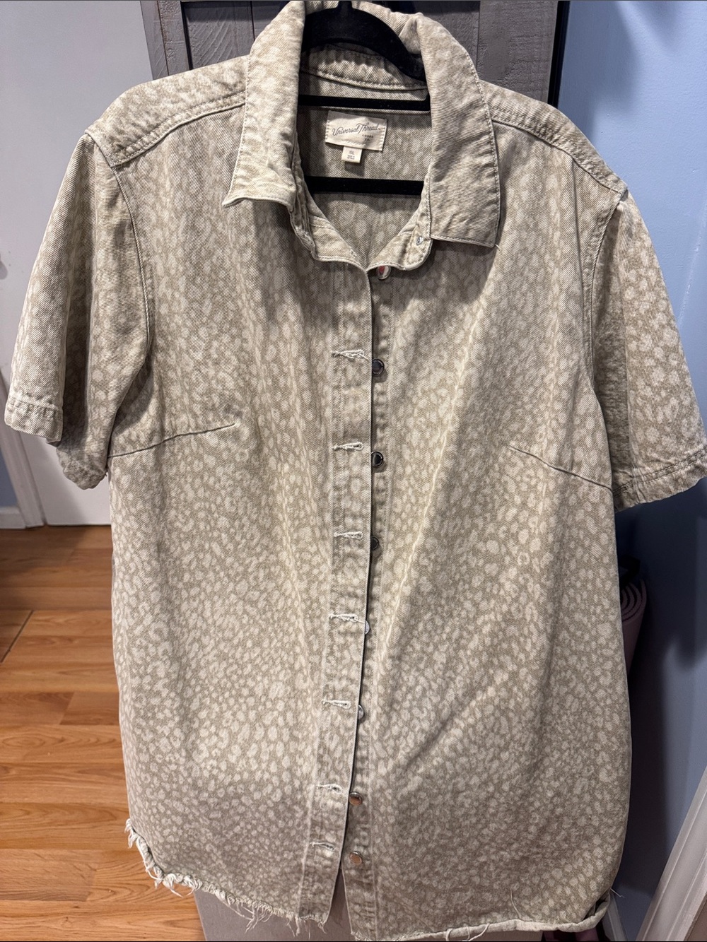 Men's Short-Sleeve Button-Up Shirt in Light Taupe Animal Print
